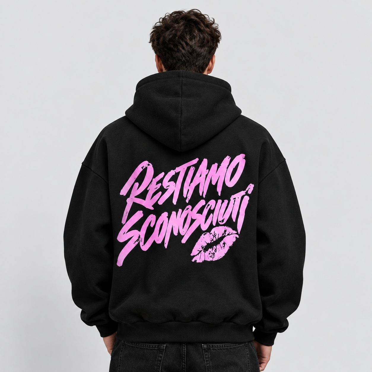 Hoodie Sconosciuti Black – indosso 1