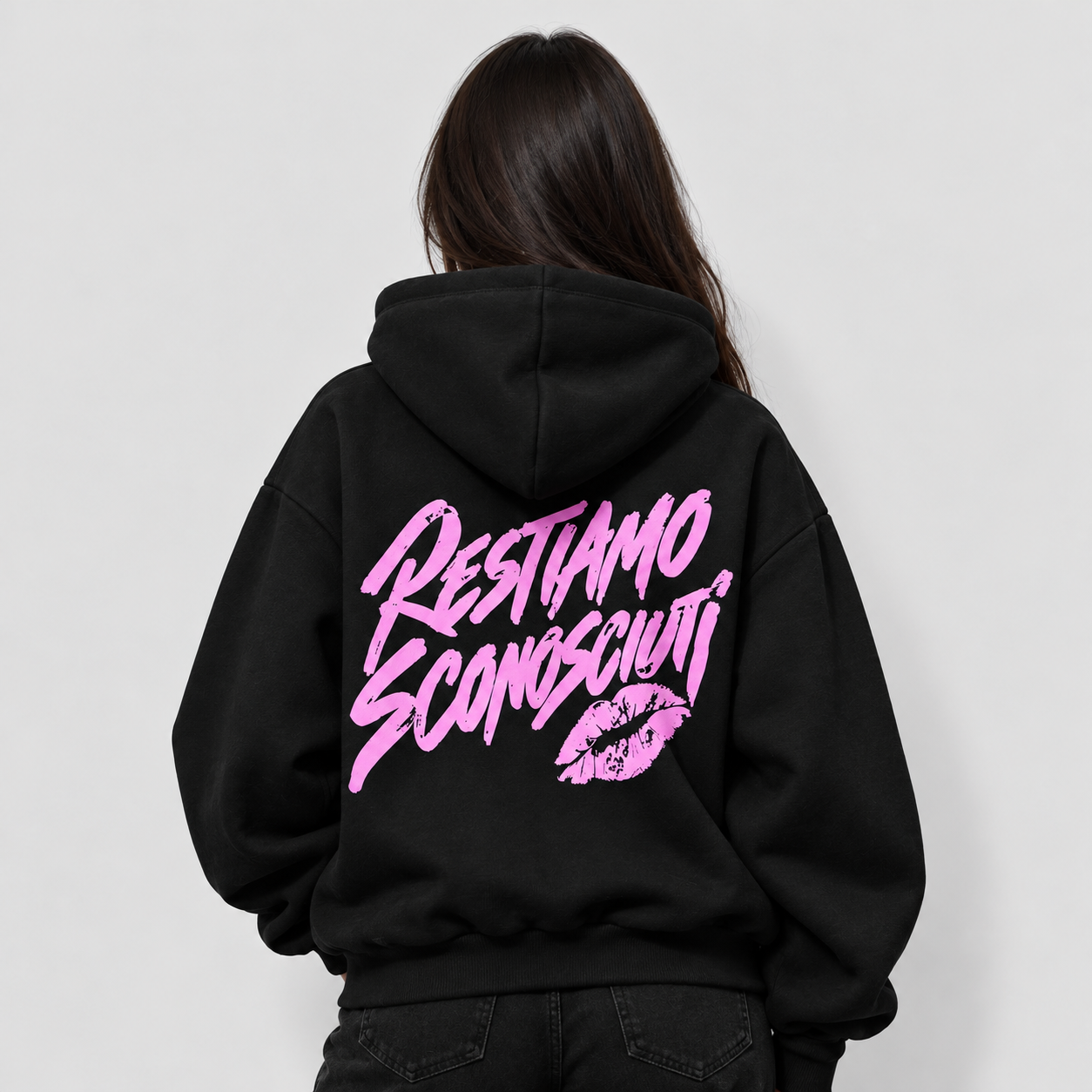 Hoodie Sconosciuti Black – indosso 2