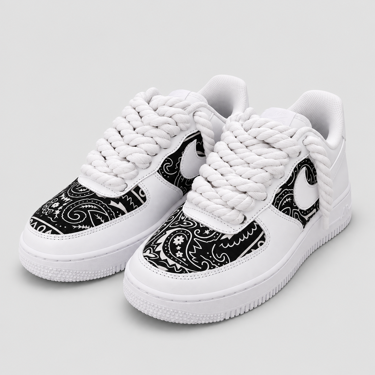 Nike Air Force 1 White Bandana Black custom – vista tre quarti