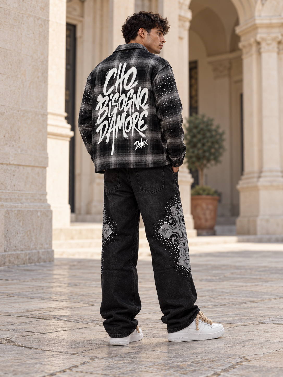 Modello a figura intera visto di retro e di lato con Shirt Diamond Love Black, Jeans Cross Diamond Black e Air Force 1 Rope Laces beige.